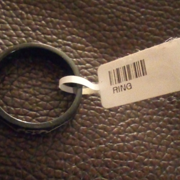 ❤️3/$10❤️ NWT Stainless Steel Black Ring Punk Style Pattern Ring - Size 9 - Picture 5 of 6